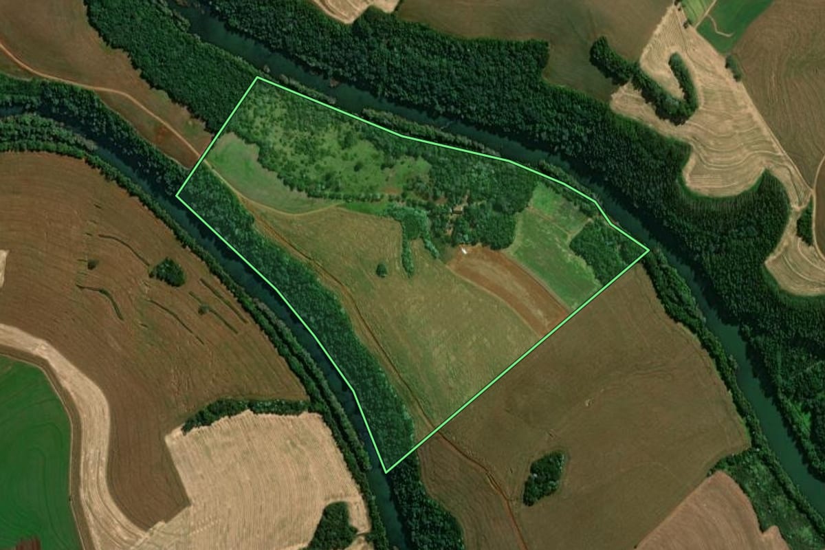 Imagem de satélite do imóvel rural em Verê (PR), com o contorno declarado no CAR desenhado por cima.