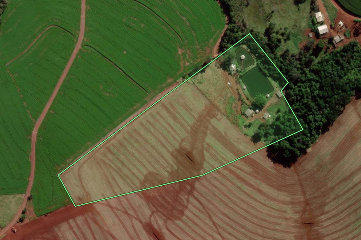 Imagem de satélite do imóvel rural em Verê (PR), com o contorno declarado no CAR desenhado por cima.