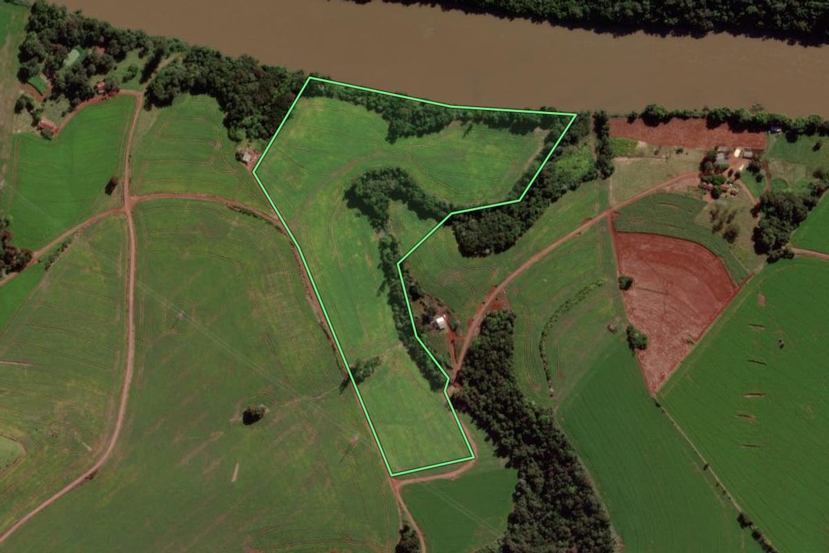 Imagem de satélite do imóvel rural em Verê (PR), com o contorno declarado no CAR desenhado por cima.