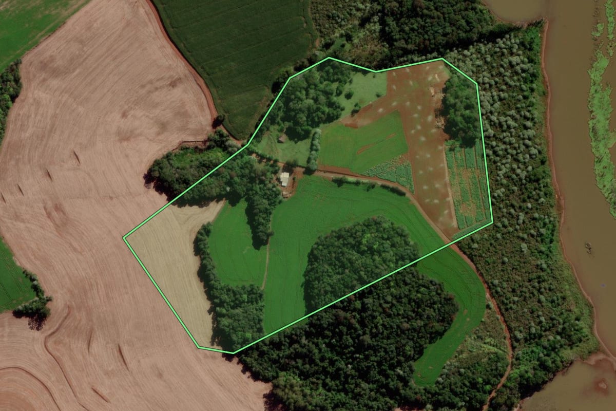 Imagem de satélite do imóvel rural em Verê (PR), com o contorno declarado no CAR desenhado por cima.