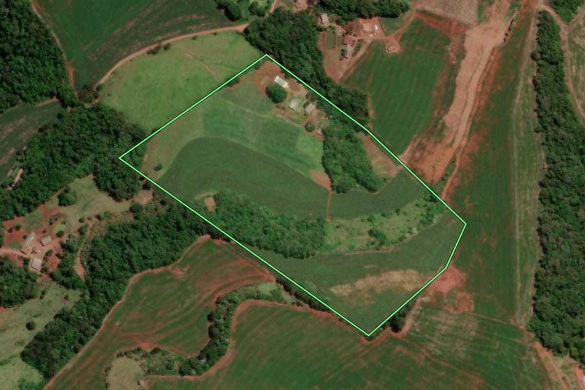 Imagem de satélite do imóvel rural em Verê (PR), com o contorno declarado no CAR desenhado por cima.