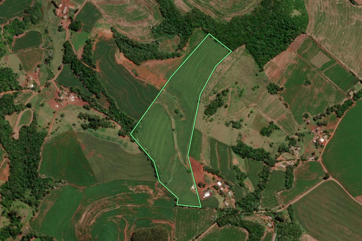 Imagem de satélite do imóvel rural em Verê (PR), com o contorno declarado no CAR desenhado por cima.