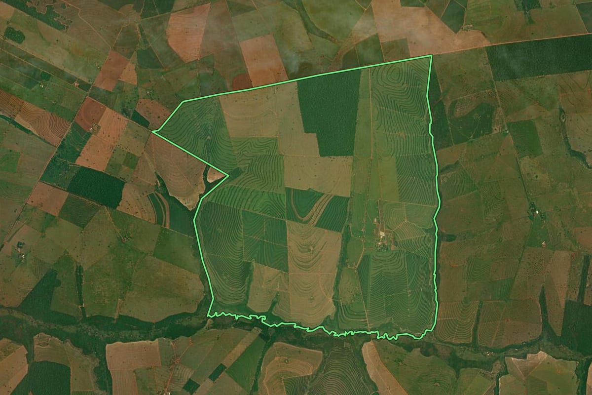 Imagem de satélite do imóvel rural em Alto Paraíso (PR), com o contorno declarado no CAR desenhado por cima.