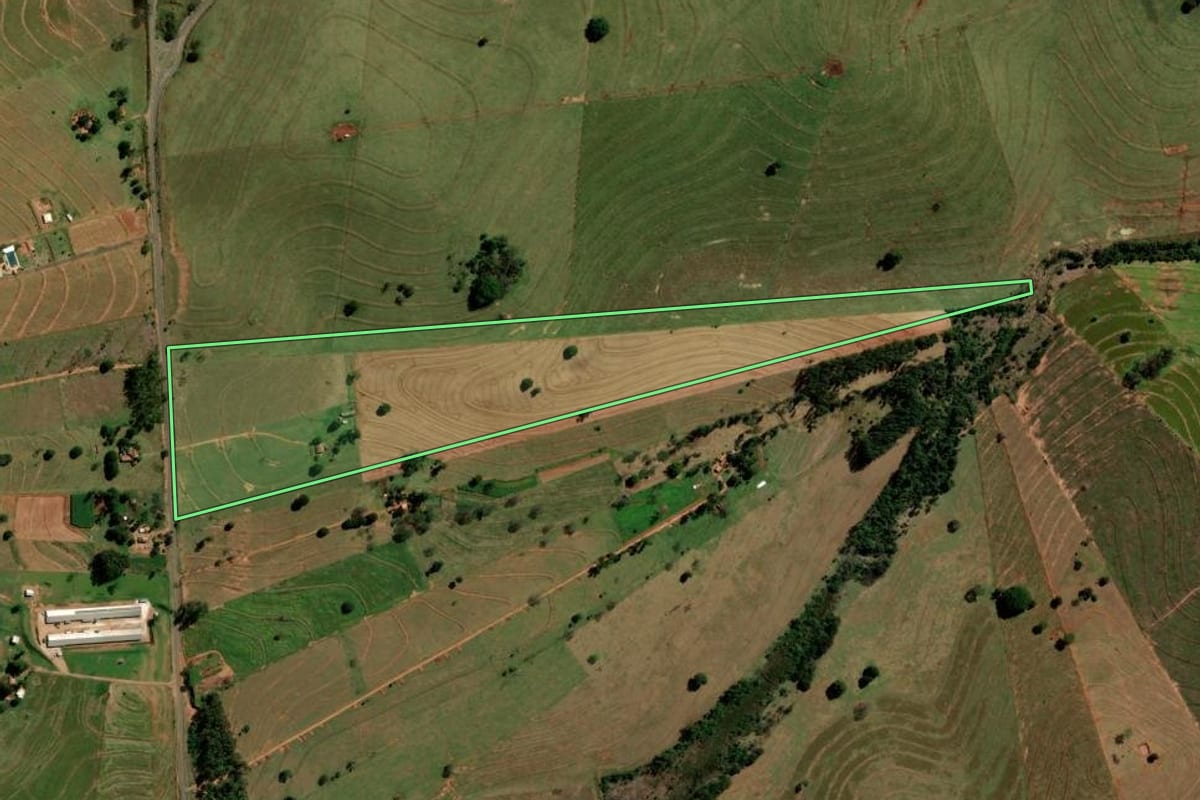Imagem de satélite do imóvel rural em Alto Paraíso (PR), com o contorno declarado no CAR desenhado por cima.