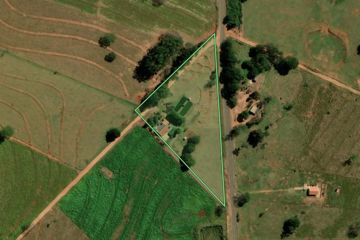 Imagem de satélite do imóvel rural em Alto Paraíso (PR), com o contorno declarado no CAR desenhado por cima.