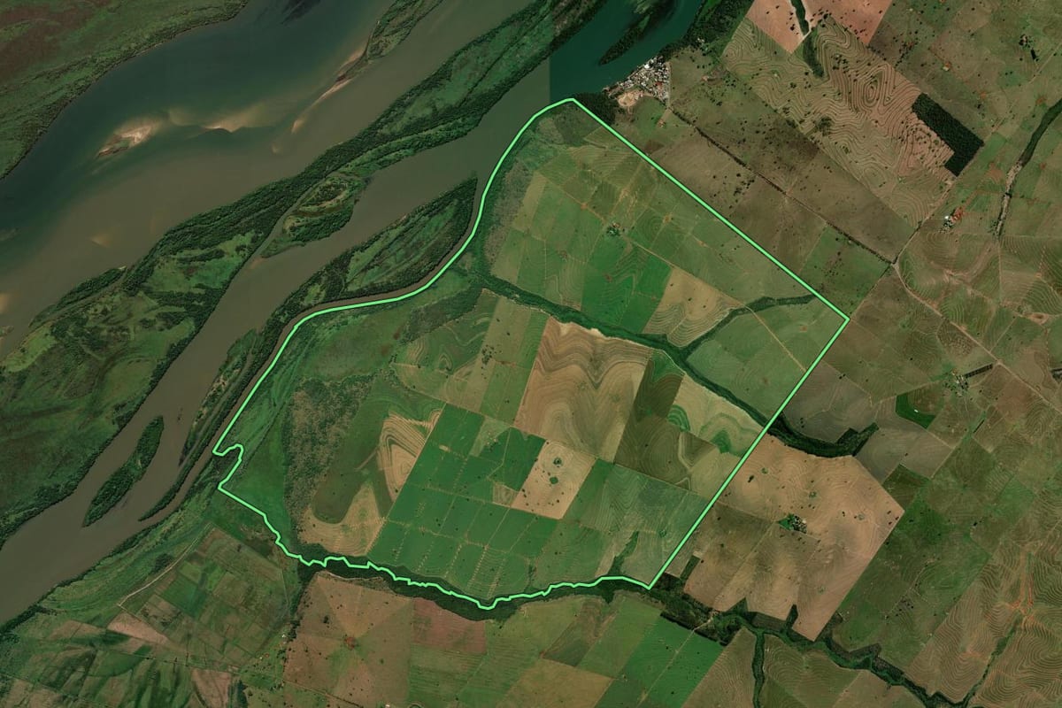 Imagem de satélite do imóvel rural em Alto Paraíso (PR), com o contorno declarado no CAR desenhado por cima.