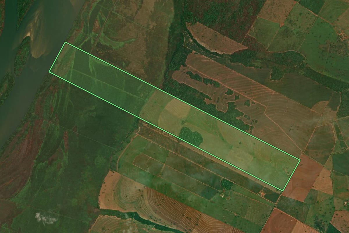 Imagem de satélite do imóvel rural em Alto Paraíso (PR), com o contorno declarado no CAR desenhado por cima.