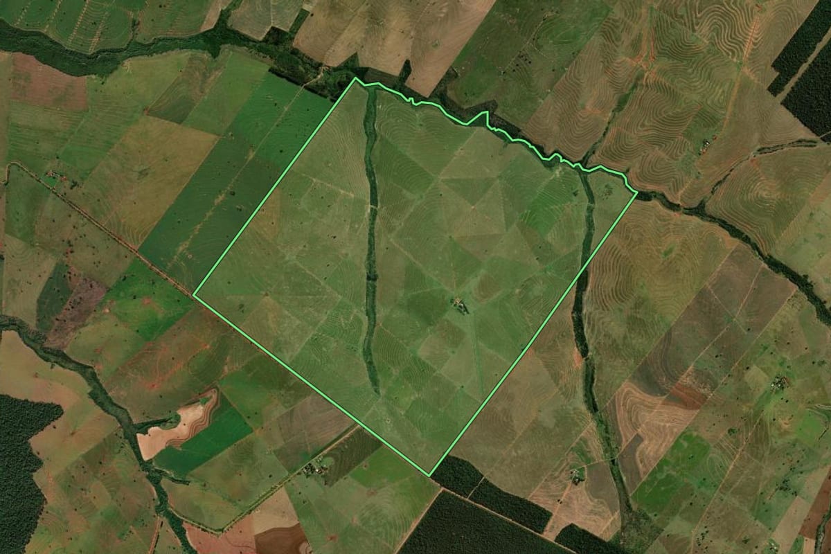 Imagem de satélite do imóvel rural em Alto Paraíso (PR), com o contorno declarado no CAR desenhado por cima.