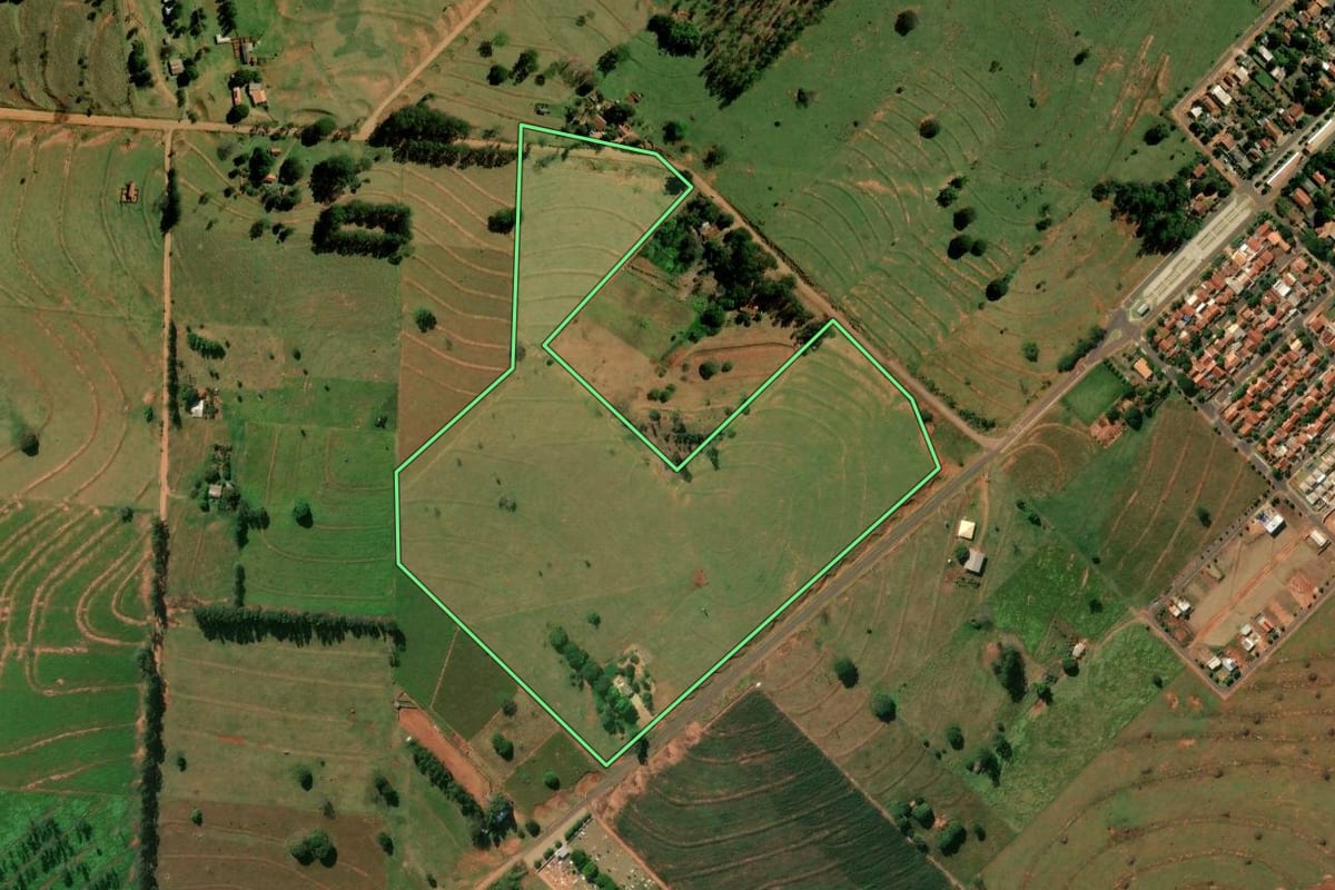 Imagem de satélite do imóvel rural em Alto Paraíso (PR), com o contorno declarado no CAR desenhado por cima.