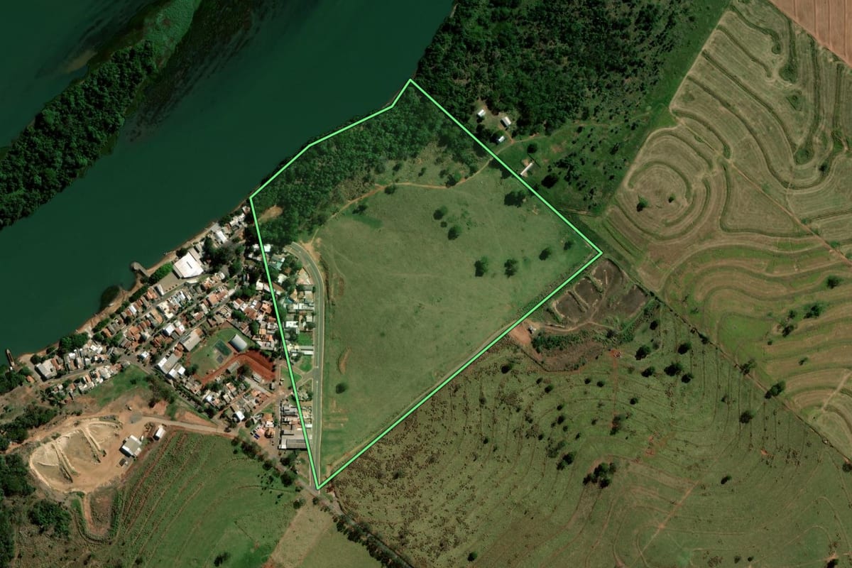 Imagem de satélite do imóvel rural em Alto Paraíso (PR), com o contorno declarado no CAR desenhado por cima.