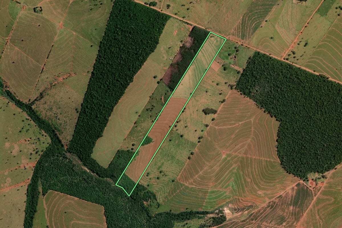 Imagem de satélite do imóvel rural em Alto Paraíso (PR), com o contorno declarado no CAR desenhado por cima.