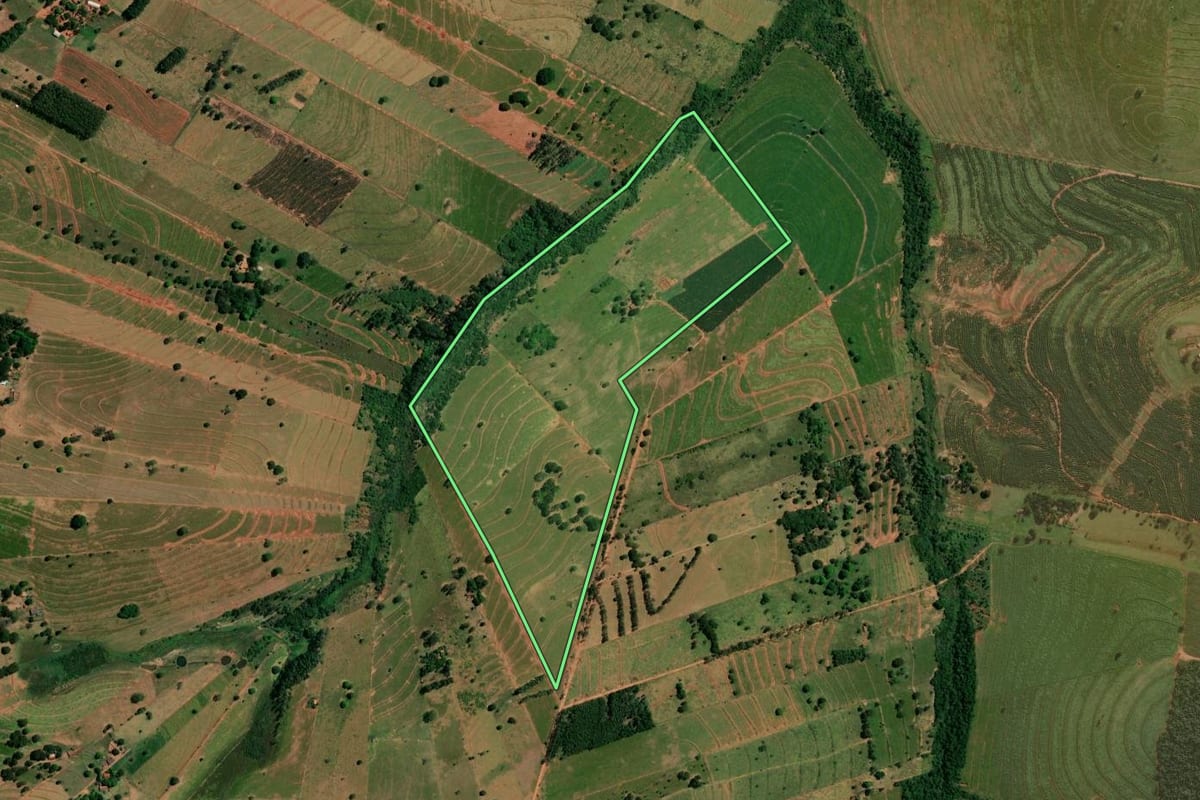 Imagem de satélite do imóvel rural em Alto Paraíso (PR), com o contorno declarado no CAR desenhado por cima.
