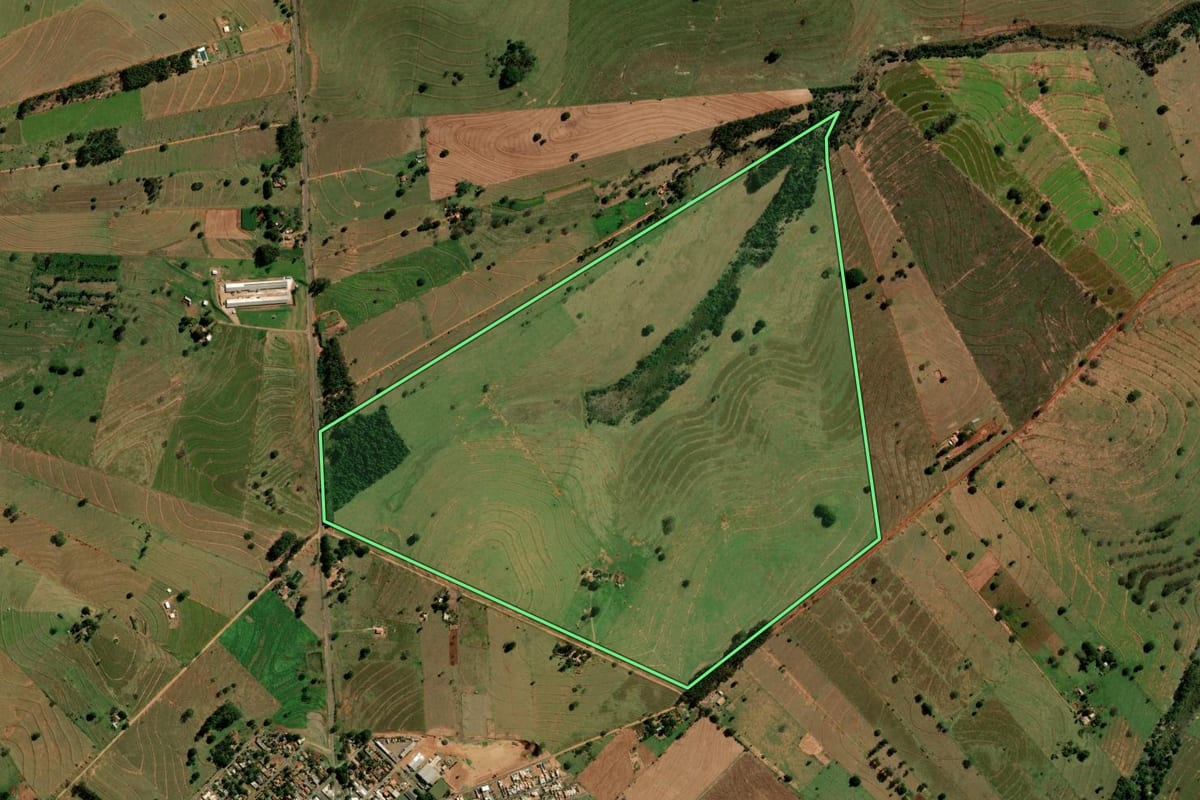Imagem de satélite do imóvel rural em Alto Paraíso (PR), com o contorno declarado no CAR desenhado por cima.