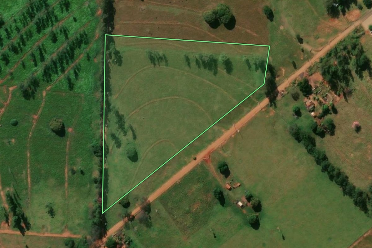 Imagem de satélite do imóvel rural em Alto Paraíso (PR), com o contorno declarado no CAR desenhado por cima.