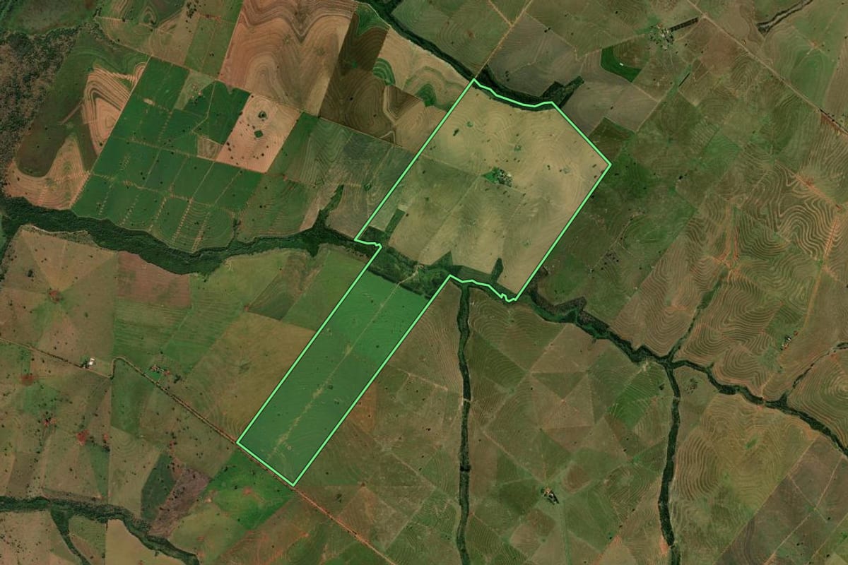 Imagem de satélite do imóvel rural em Alto Paraíso (PR), com o contorno declarado no CAR desenhado por cima.