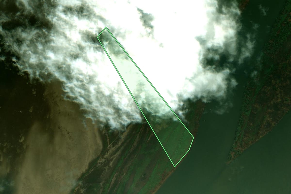 Imagem de satélite do imóvel rural em Alto Paraíso (PR), com o contorno declarado no CAR desenhado por cima.