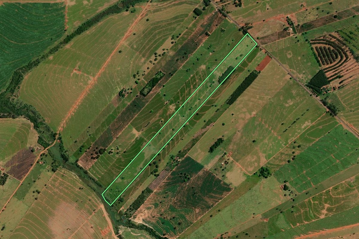 Imagem de satélite do imóvel rural em Alto Paraíso (PR), com o contorno declarado no CAR desenhado por cima.