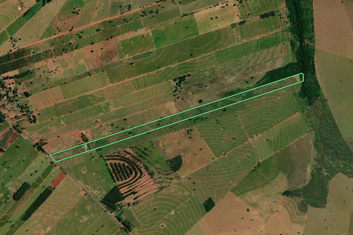 Imagem de satélite do imóvel rural em Alto Paraíso (PR), com o contorno declarado no CAR desenhado por cima.