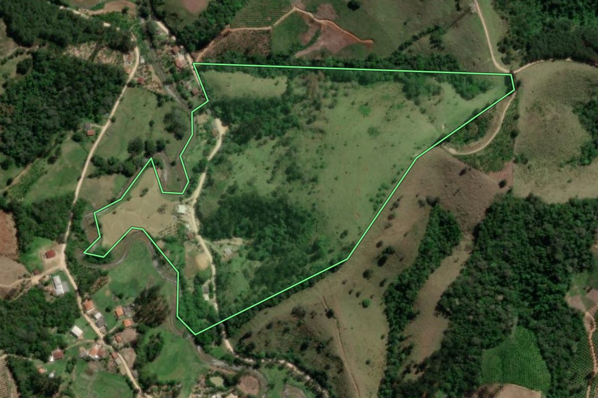 Imagem de satélite do imóvel rural em Doutor Ulysses (PR), com o contorno declarado no CAR desenhado por cima.
