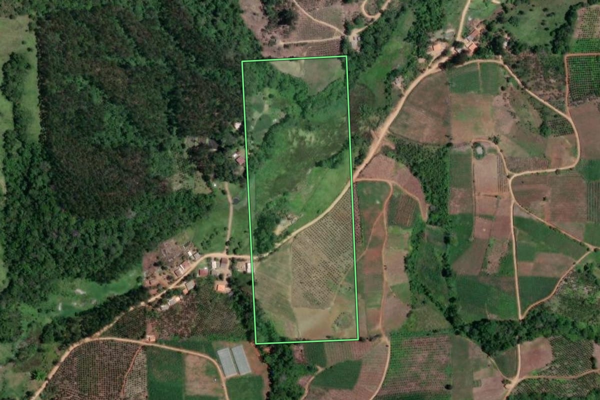 Imagem de satélite do imóvel rural em Doutor Ulysses (PR), com o contorno declarado no CAR desenhado por cima.