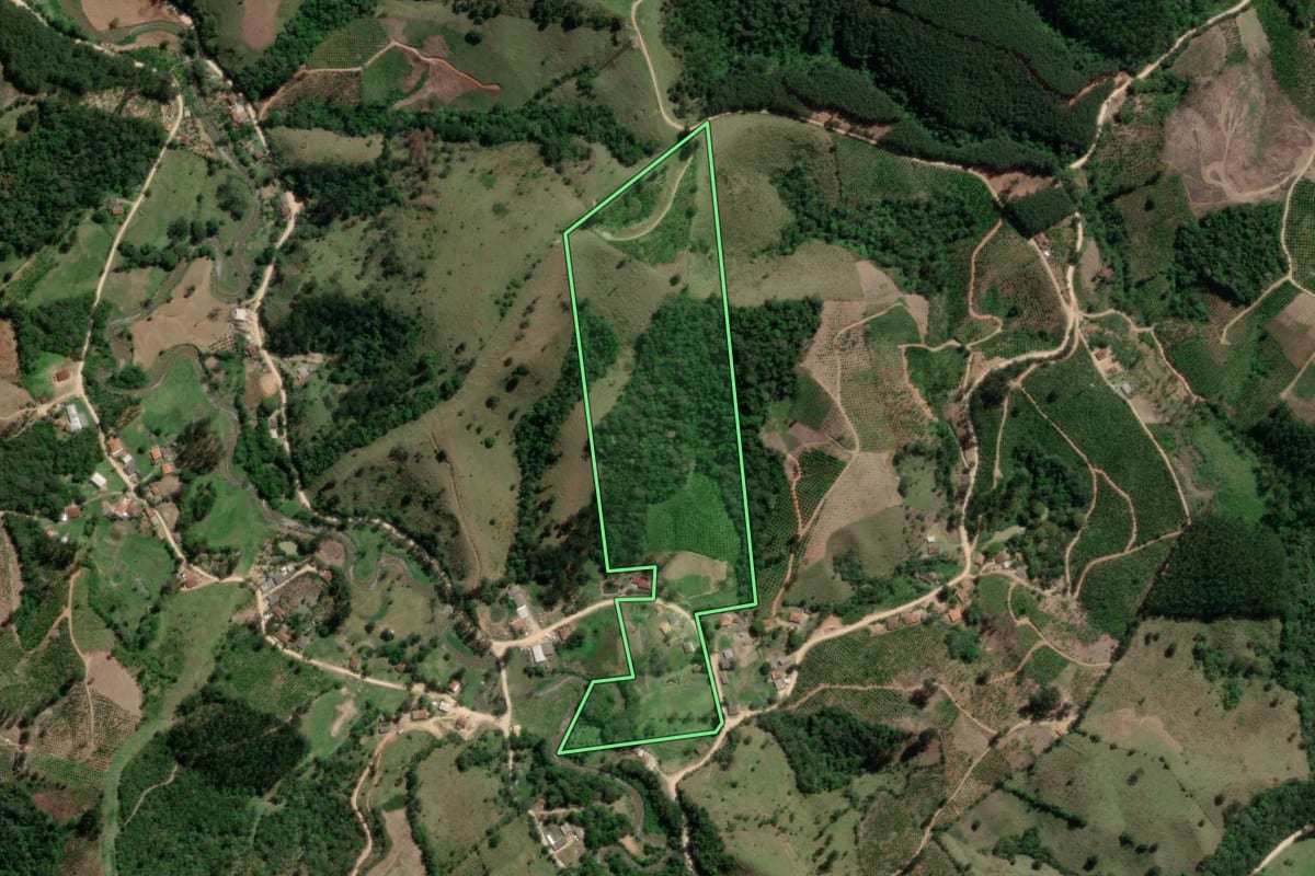 Imagem de satélite do imóvel rural em Doutor Ulysses (PR), com o contorno declarado no CAR desenhado por cima.