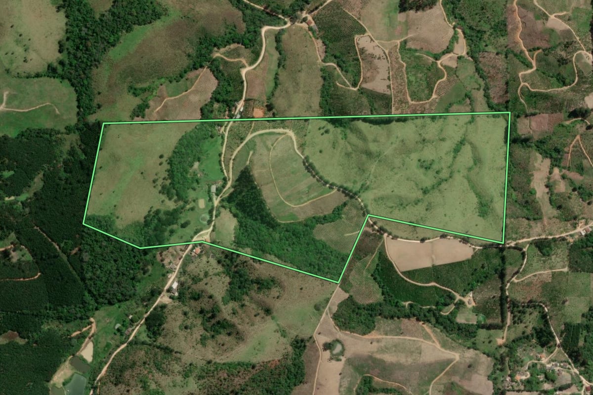 Imagem de satélite do imóvel rural em Doutor Ulysses (PR), com o contorno declarado no CAR desenhado por cima.