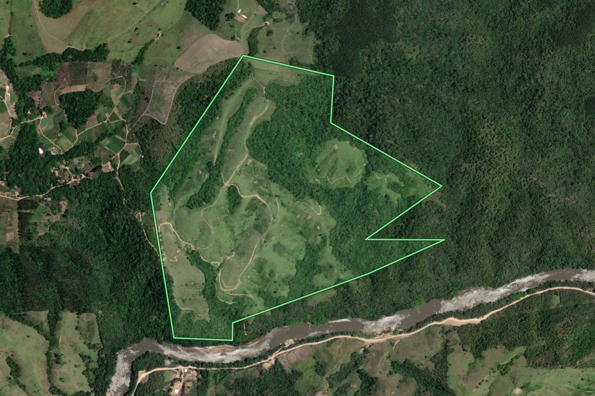 Imagem de satélite do imóvel rural em Doutor Ulysses (PR), com o contorno declarado no CAR desenhado por cima.