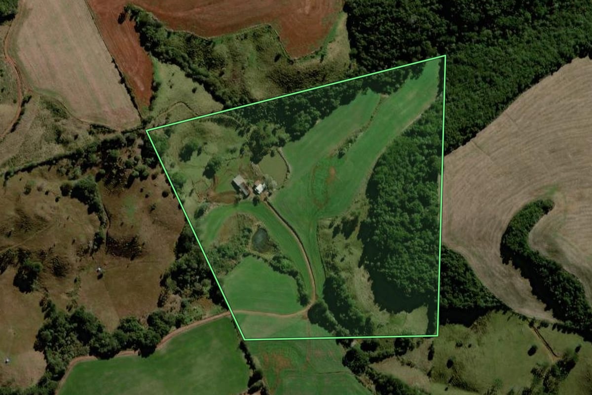 Imagem de satélite do imóvel rural em Virmond (PR), com o contorno declarado no CAR desenhado por cima.