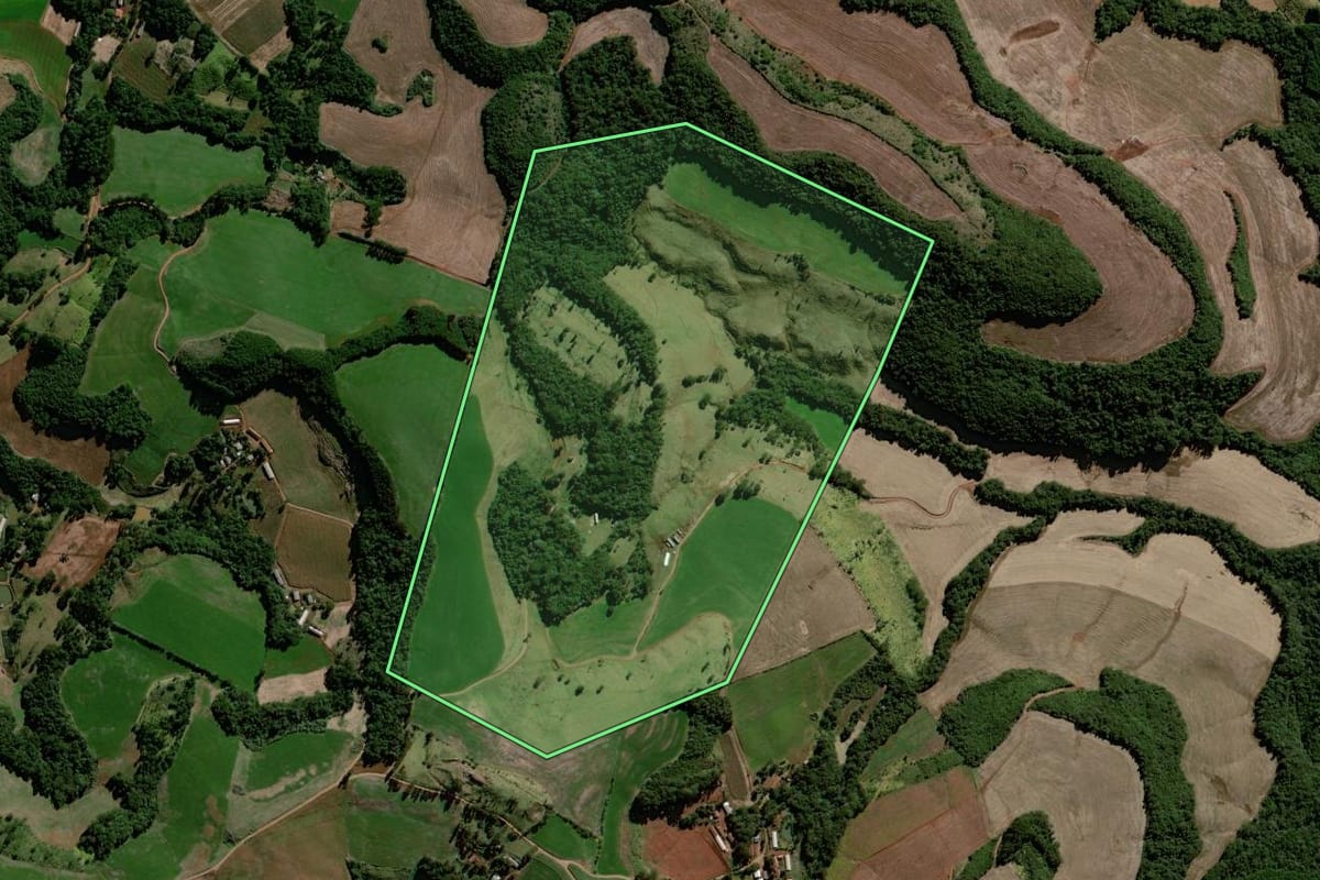Imagem de satélite do imóvel rural em Virmond (PR), com o contorno declarado no CAR desenhado por cima.