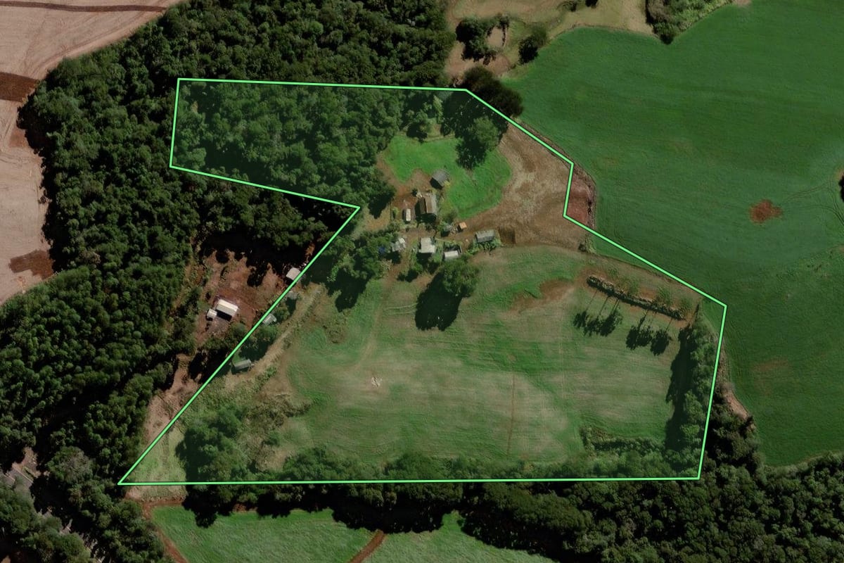Imagem de satélite do imóvel rural em Virmond (PR), com o contorno declarado no CAR desenhado por cima.
