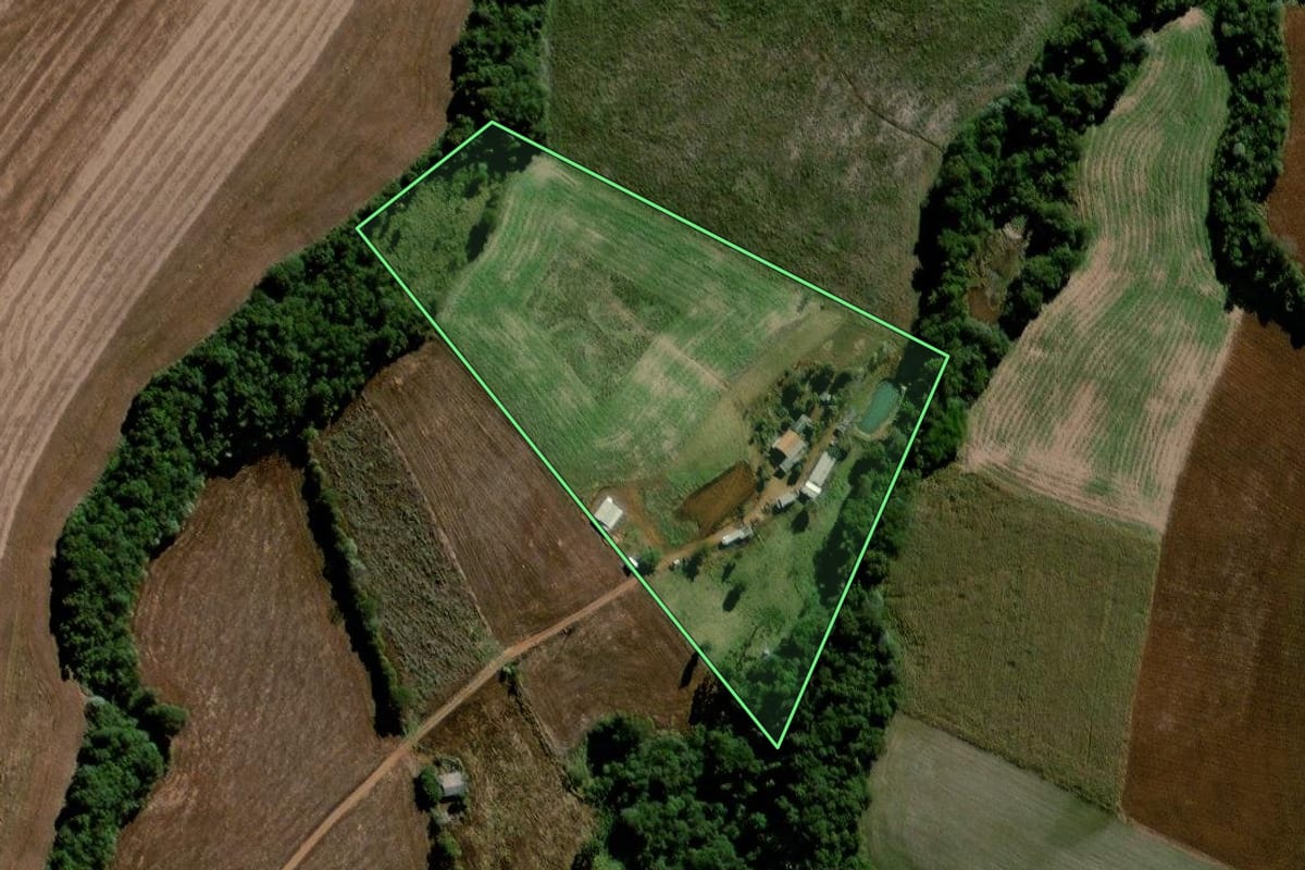Imagem de satélite do imóvel rural em Virmond (PR), com o contorno declarado no CAR desenhado por cima.