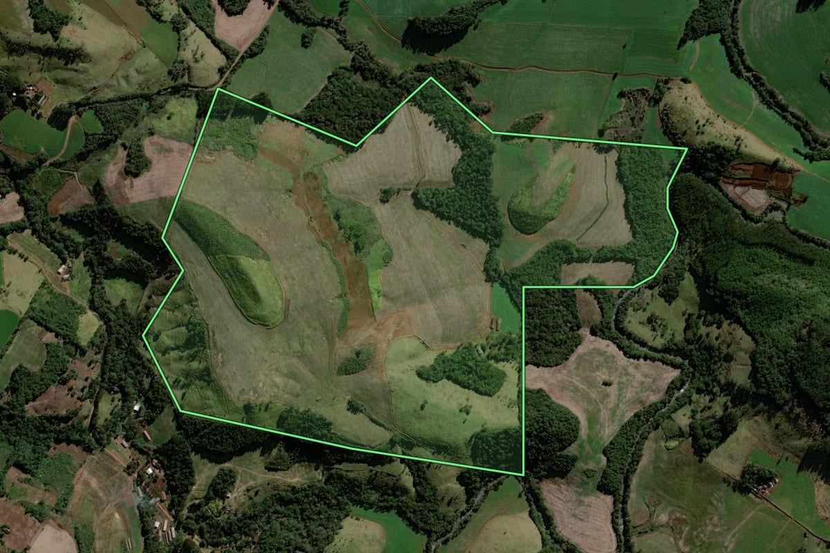 Imagem de satélite do imóvel rural em Virmond (PR), com o contorno declarado no CAR desenhado por cima.