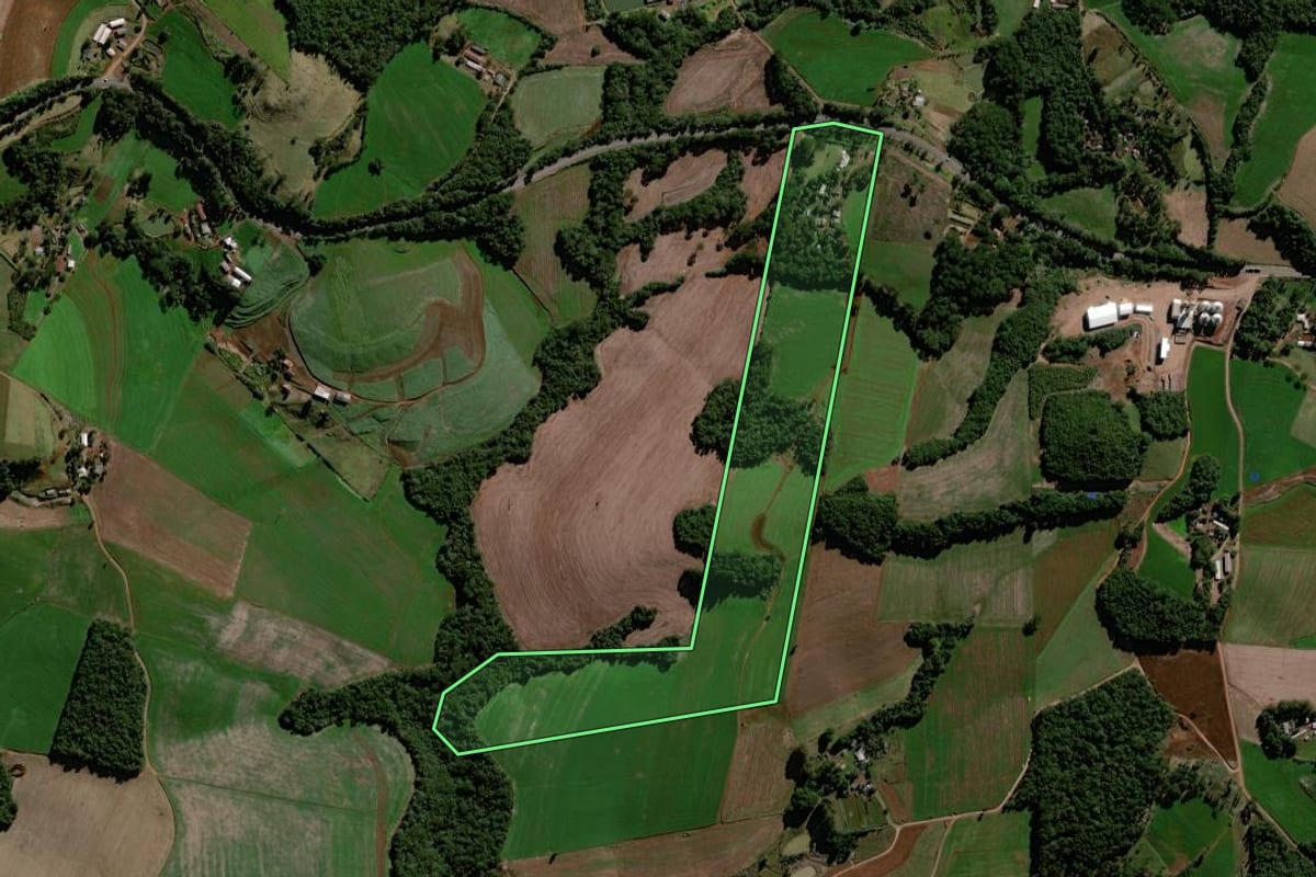 Imagem de satélite do imóvel rural em Virmond (PR), com o contorno declarado no CAR desenhado por cima.