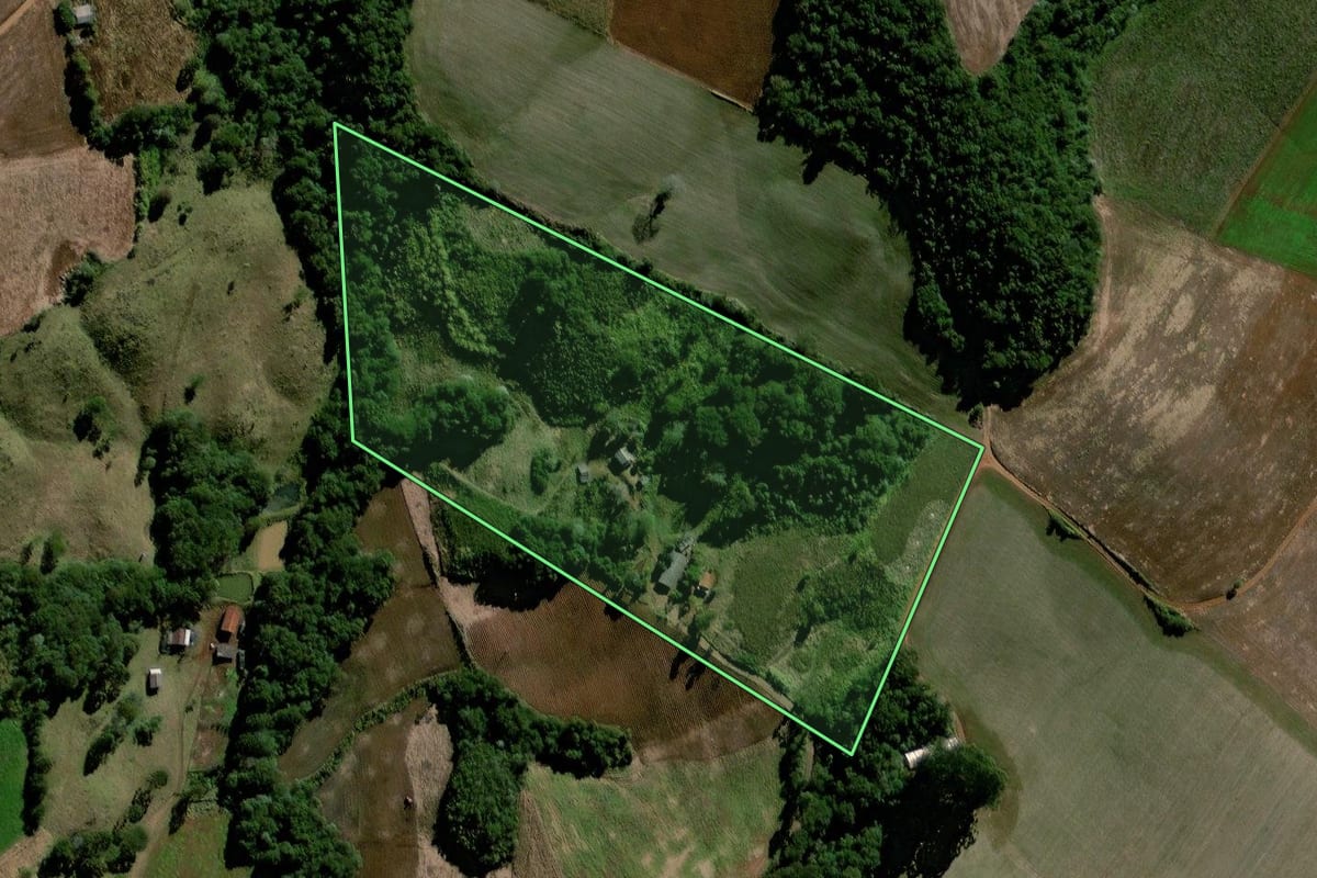 Imagem de satélite do imóvel rural em Virmond (PR), com o contorno declarado no CAR desenhado por cima.