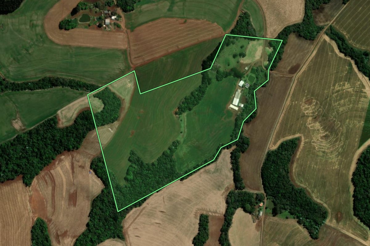 Imagem de satélite do imóvel rural em Vitorino (PR), com o contorno declarado no CAR desenhado por cima.