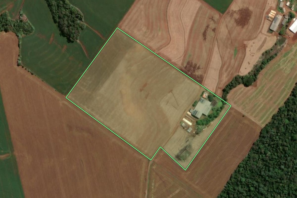 Imagem de satélite do imóvel rural em Vitorino (PR), com o contorno declarado no CAR desenhado por cima.