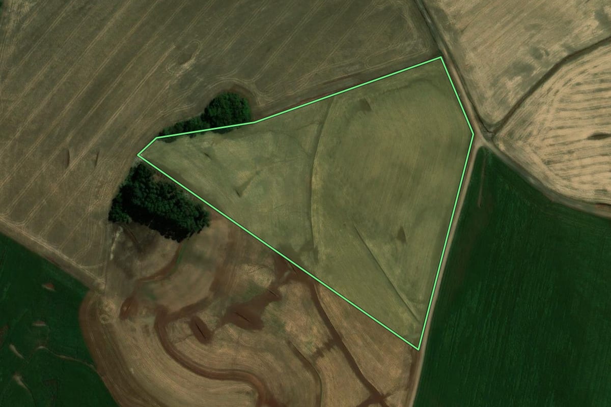 Imagem de satélite do imóvel rural em Vitorino (PR), com o contorno declarado no CAR desenhado por cima.