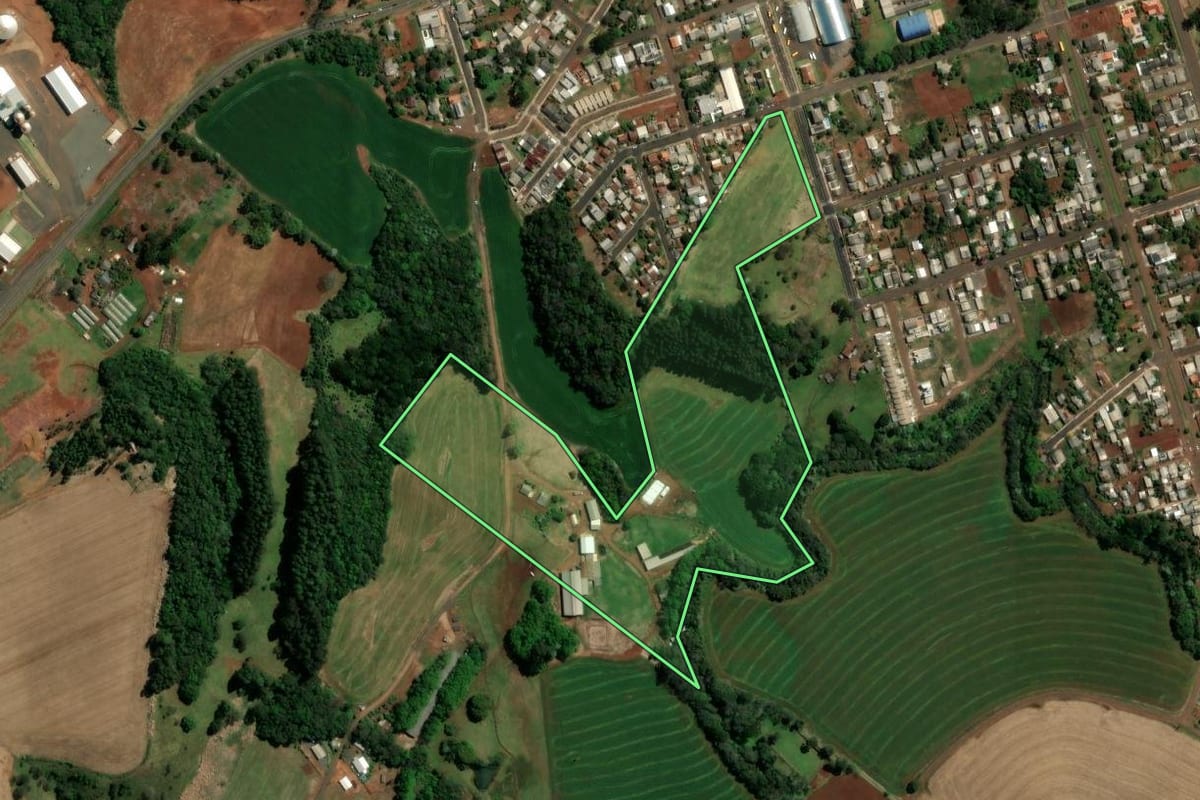Imagem de satélite do imóvel rural em Vitorino (PR), com o contorno declarado no CAR desenhado por cima.