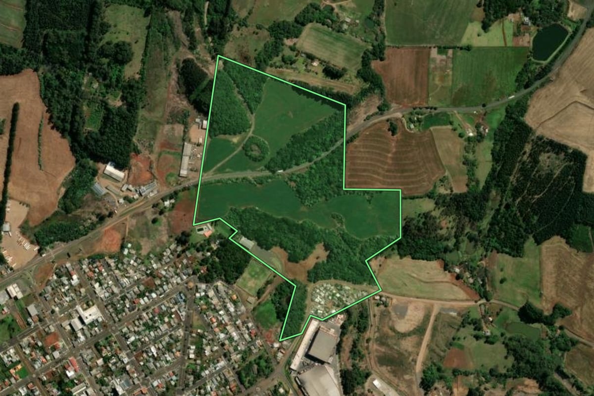 Imagem de satélite do imóvel rural em Vitorino (PR), com o contorno declarado no CAR desenhado por cima.