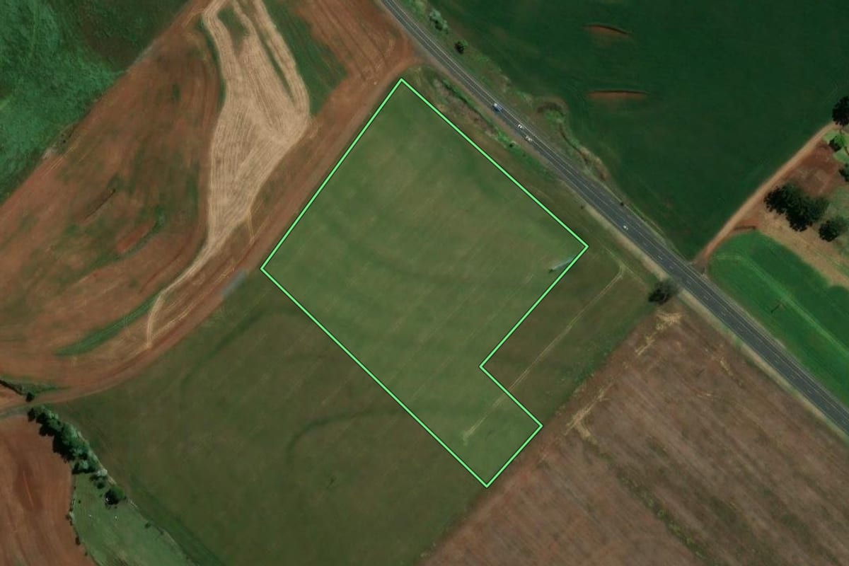 Imagem de satélite do imóvel rural em Vitorino (PR), com o contorno declarado no CAR desenhado por cima.