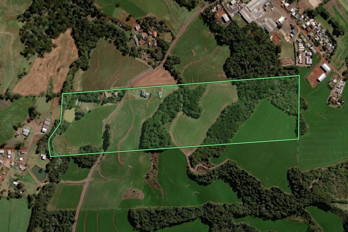 Imagem de satélite do imóvel rural em Vitorino (PR), com o contorno declarado no CAR desenhado por cima.