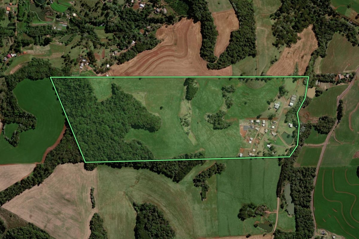 Imagem de satélite do imóvel rural em Vitorino (PR), com o contorno declarado no CAR desenhado por cima.