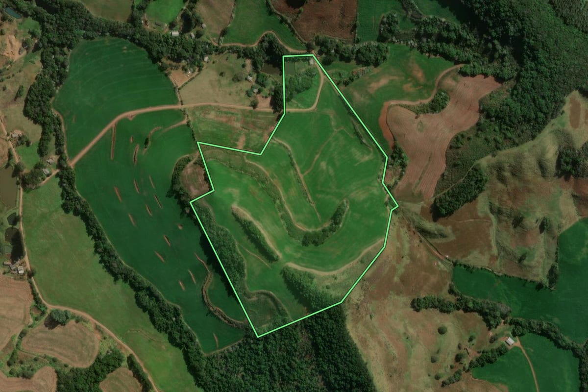 Imagem de satélite do imóvel rural em Vitorino (PR), com o contorno declarado no CAR desenhado por cima.