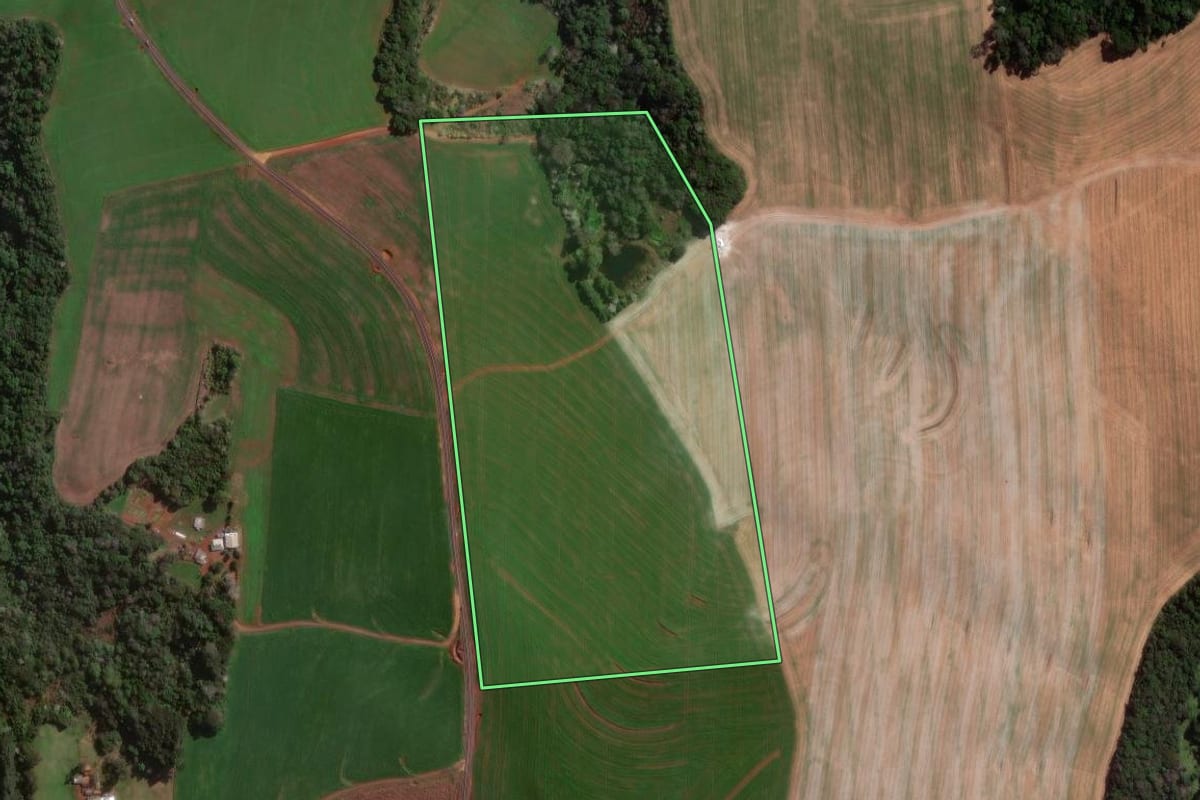 Imagem de satélite do imóvel rural em Vitorino (PR), com o contorno declarado no CAR desenhado por cima.