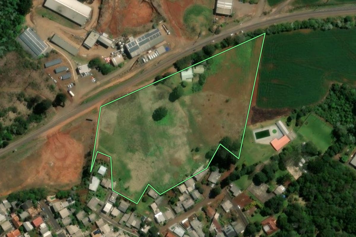 Imagem de satélite do imóvel rural em Vitorino (PR), com o contorno declarado no CAR desenhado por cima.