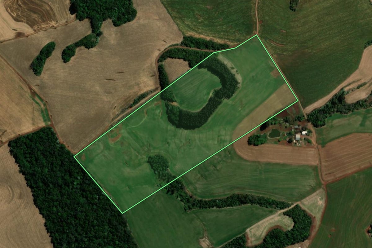 Imagem de satélite do imóvel rural em Vitorino (PR), com o contorno declarado no CAR desenhado por cima.