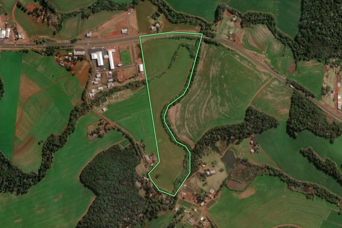 Imagem de satélite do imóvel rural em Vitorino (PR), com o contorno declarado no CAR desenhado por cima.