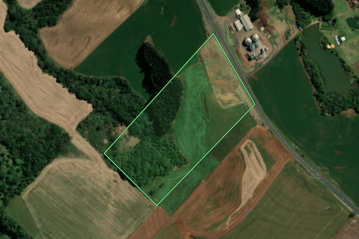Imagem de satélite do imóvel rural em Vitorino (PR), com o contorno declarado no CAR desenhado por cima.