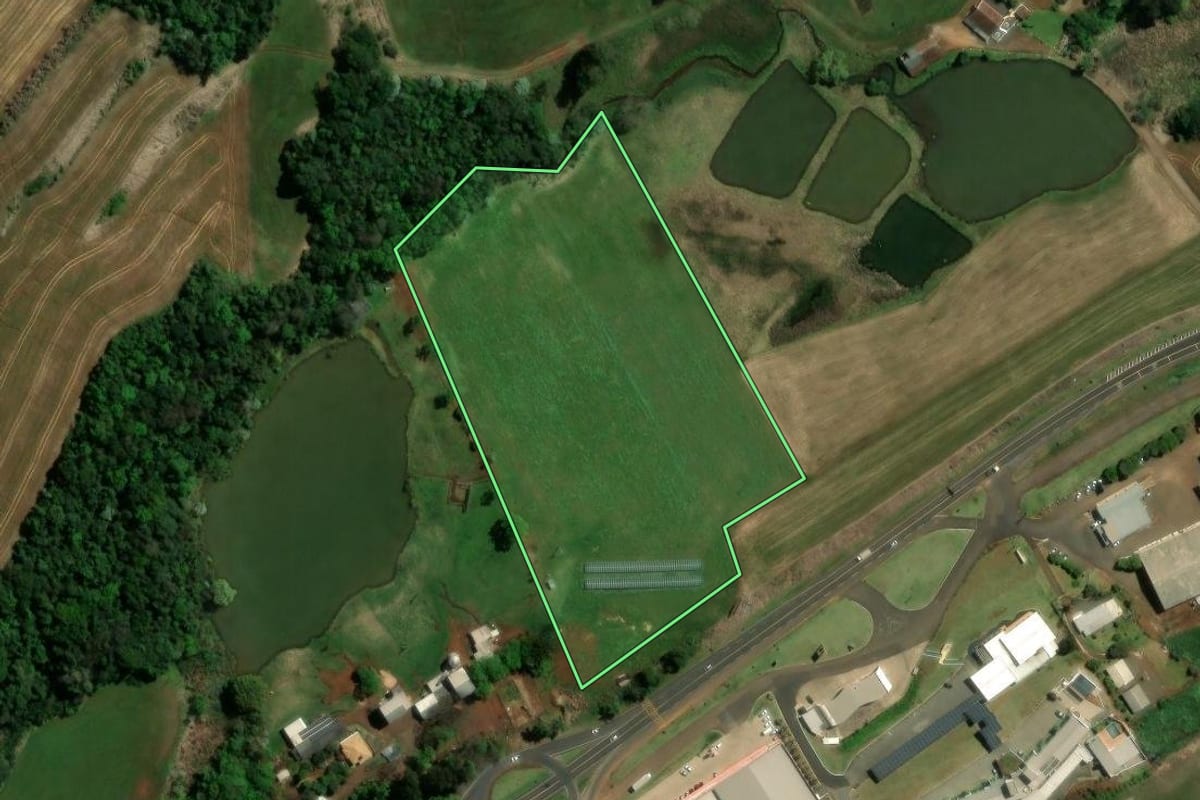 Imagem de satélite do imóvel rural em Vitorino (PR), com o contorno declarado no CAR desenhado por cima.