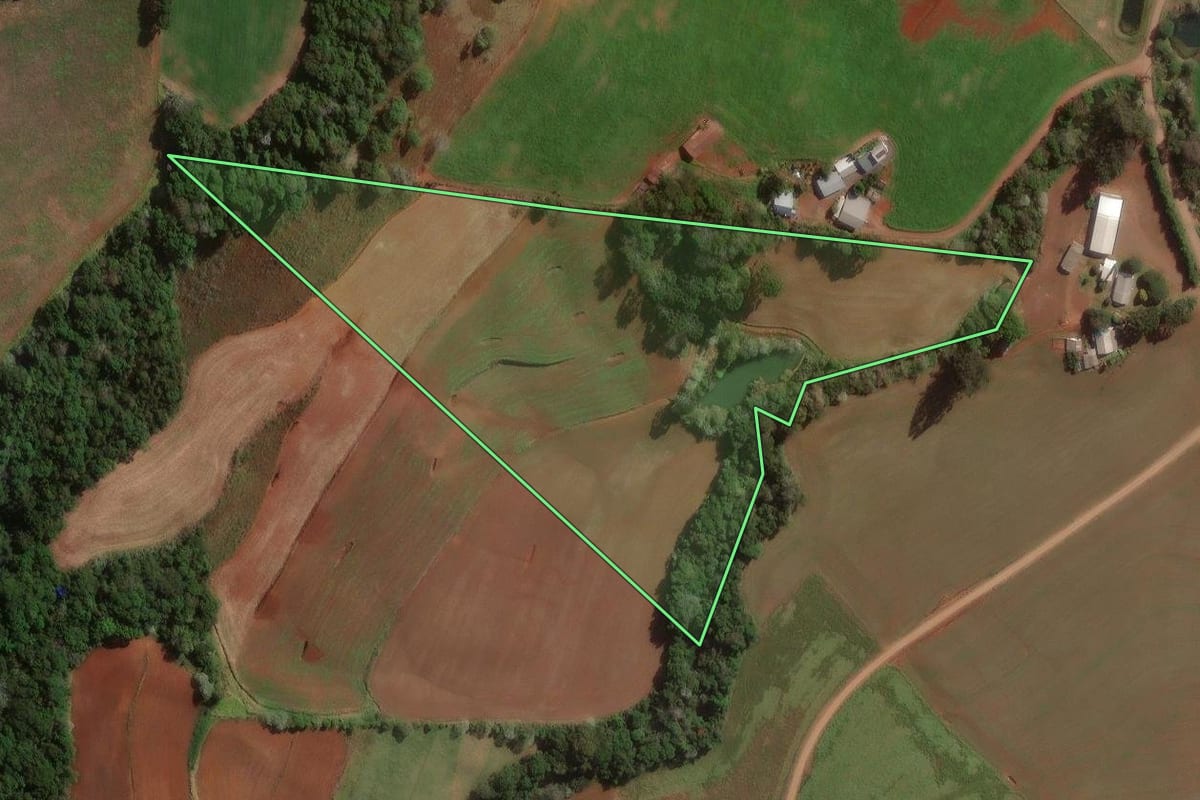 Imagem de satélite do imóvel rural em Vitorino (PR), com o contorno declarado no CAR desenhado por cima.